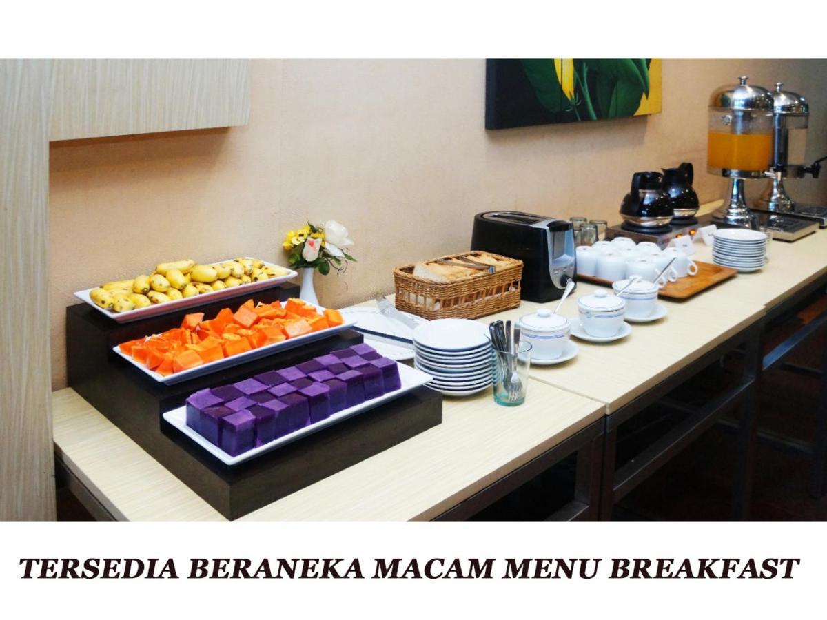 Merpati Hotel Pontianak Exterior photo