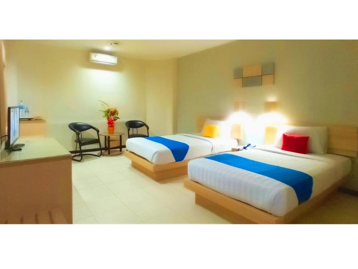 Merpati Hotel Pontianak Exterior photo