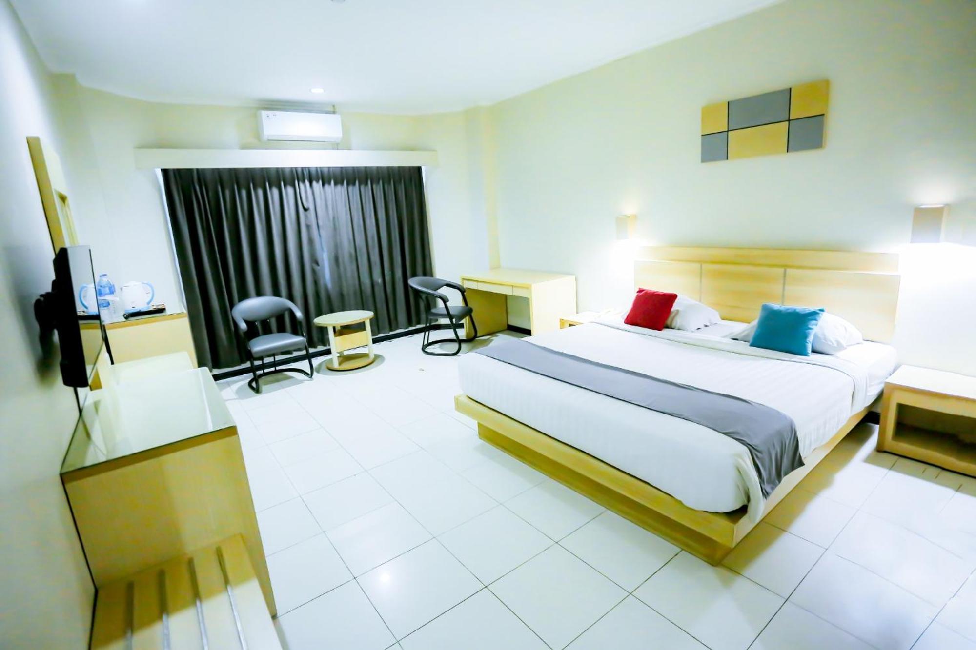 Merpati Hotel Pontianak Exterior photo