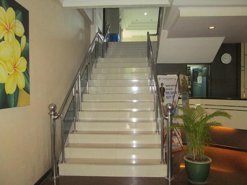 Merpati Hotel Pontianak Exterior photo